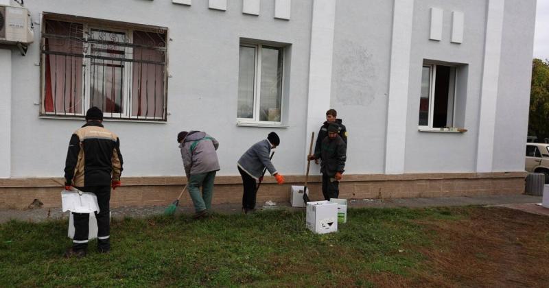 У Київській області уламки безпілотників приземлилися в семи різних районах, внаслідок чого постраждав один з ліцеїв. Дивіться наш фото репортаж.