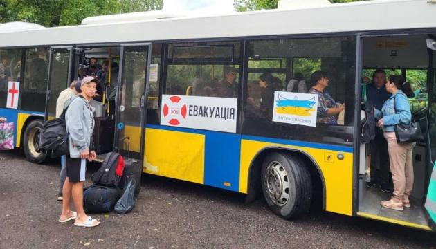 З Селидового під обстрілом противника правоохоронці вивезли сім'ю з малюком.