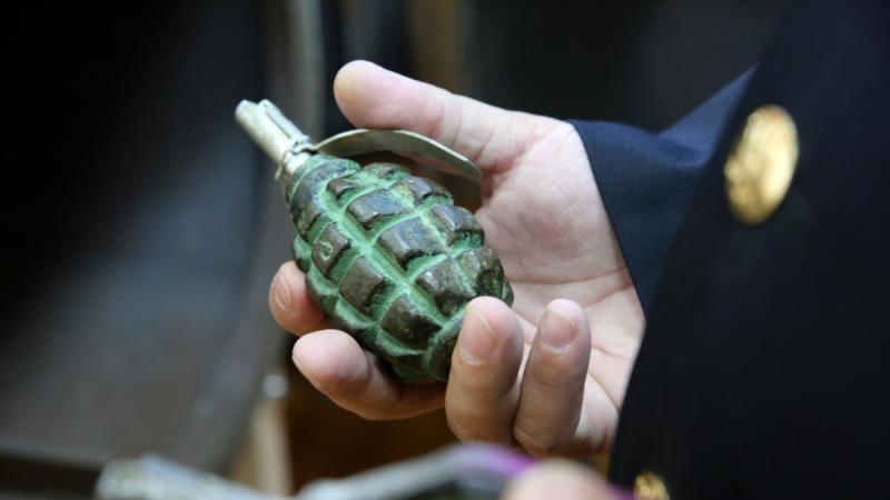 В Одеській області чоловік жбурнув гранату в гараж, через що постраждали люди, повідомляє поліція.