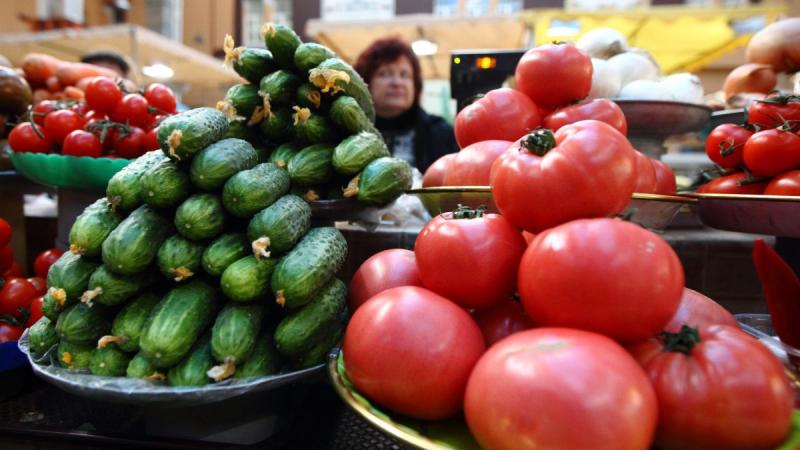 Огірки з помідорами - небезпечний дует? Українцям дали роз'яснення