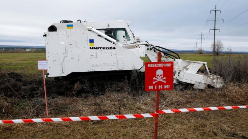 ДСНС повідомляє: у Дніпропетровській області стався вибух, внаслідок якого загинув сапер, що працював як водій.