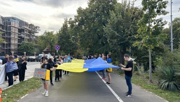 У Бухаресті відбулася акція на підтримку українських військових, які опинилися в полоні.