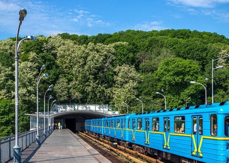 Метро станції Дніпро в Києві відновило свою роботу після незвичайного випадку.