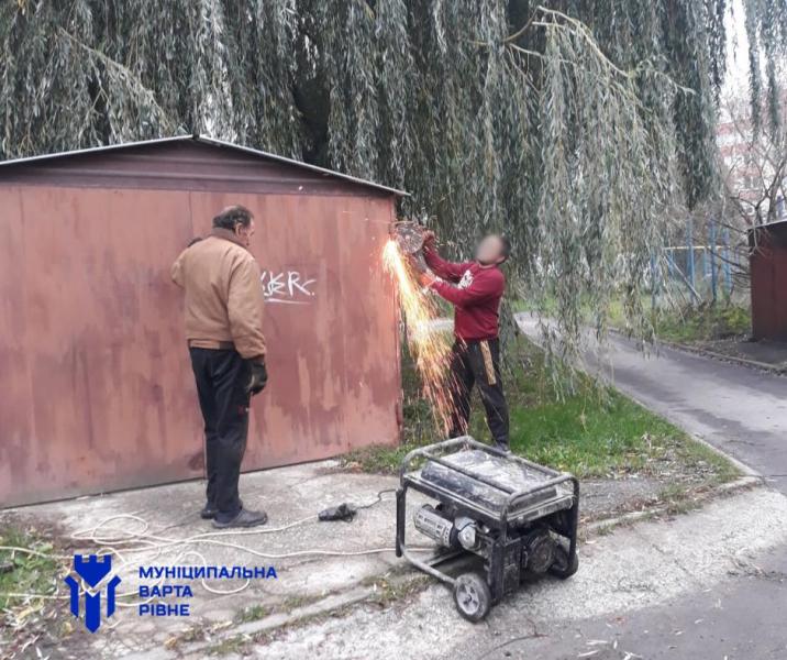 У Рівному зняли незаконні 