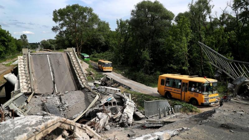 З Куп'янська та прилеглих населених пунктів населення евакуюється за допомогою броньованої техніки, повідомляє ДСНС.